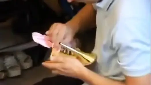 Sarışın hatun kölesini cezalandırmayı seviyor