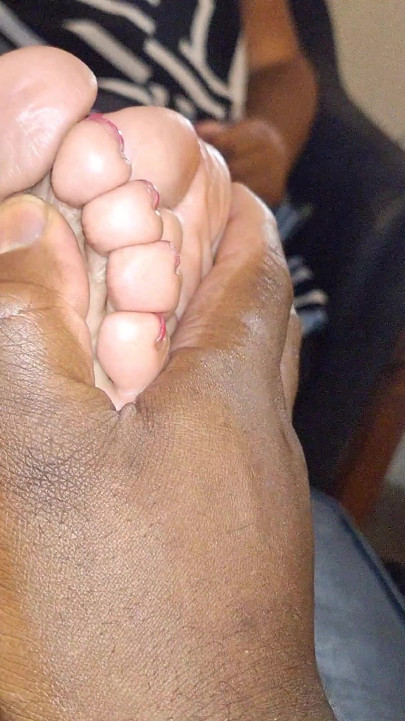 クリスタルがフットマンの家を訪れて、4K HDのフットワーシップ体験を楽しむ