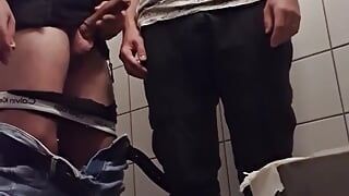 Fuck 'n Kouř na veřejné toaletě