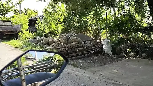 19 yaşındaki kız öğrenci trike sürücüsüne biniyor