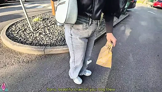 Einfaches Mädchen vor Mcdonalds abgeschleppt, weil sie Draußen in der Öffentlichkeit ein Sexspielzeug trägt