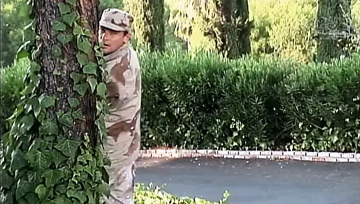 Tante seksi dengan jembut tebal di-fingering sampai muncrat