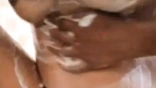 Desi indisches mädchen, das im badezimmer badet - heißes ASMR-video