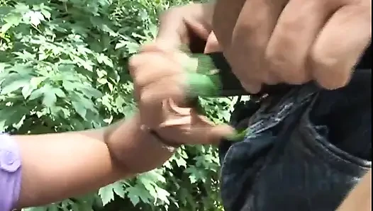 Большой член сосет в парке