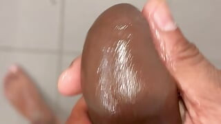 Belle masturbation de grosse bite noire avec belle éjaculation