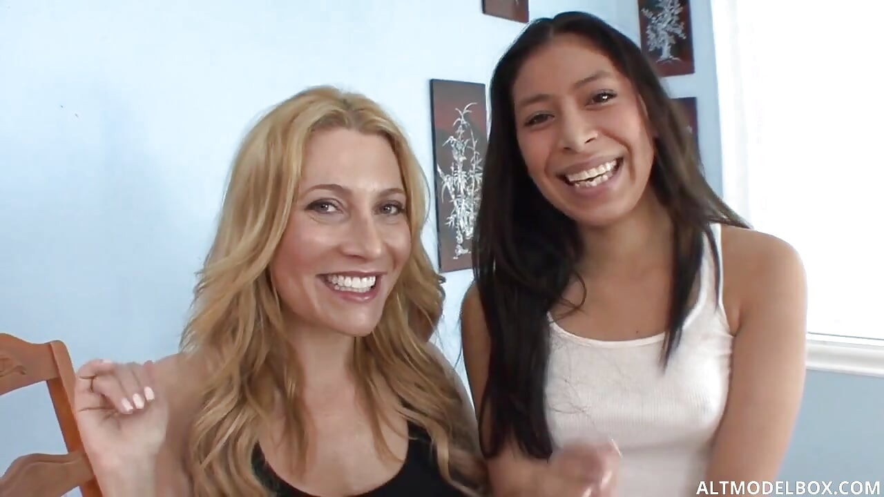 Mama vitregă blondă drăguță își învață fiica vitregă latino cum să ejaculeze