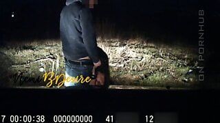 Neem mijn vrouw mee naar huis na het werk, maar neuk haar eerst op zijn hondjes op de motorkap van de auto en maak een video om me een cuckold te maken