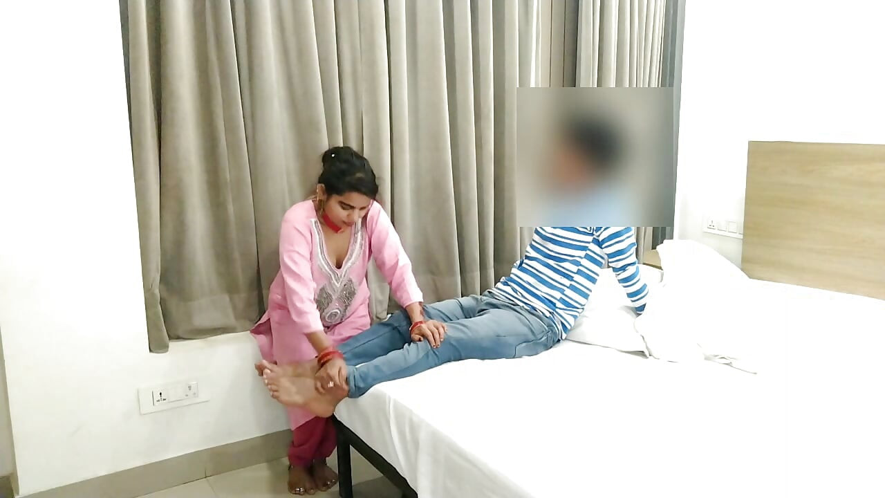 Boss ne ghar ki noukrani ko paise magne par chod diya. Paise magne par ghar ki noukrani ke bur me lund daal diya