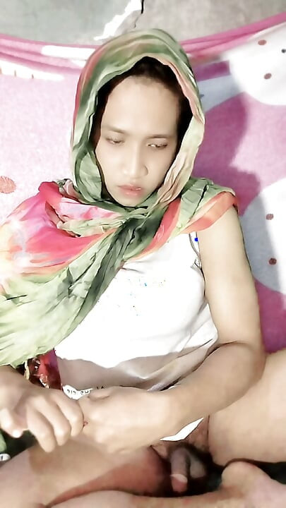 Hijab shemale fucks with eggplant and masturbation