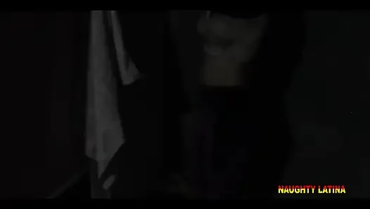 Возбужденная африканская крошка-студентка мастурбирует местным дилдо