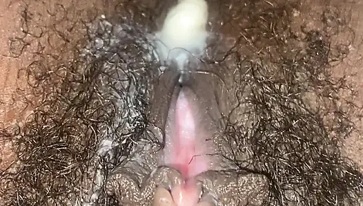 Islak kremsi kıllı siyah amcığım