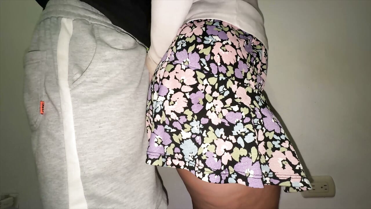 Une Inconnue Touche La Bite D’un Inconnu En Public