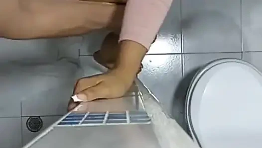Aksi hot di toilet