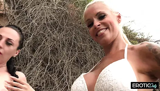 Две подружки сосут багажник своего праздничного знакомого