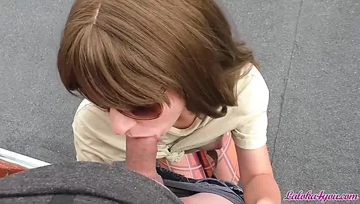 Süßes schätzchen blowjob, großer schwanz - sperma im mund auf dem dach, pOV