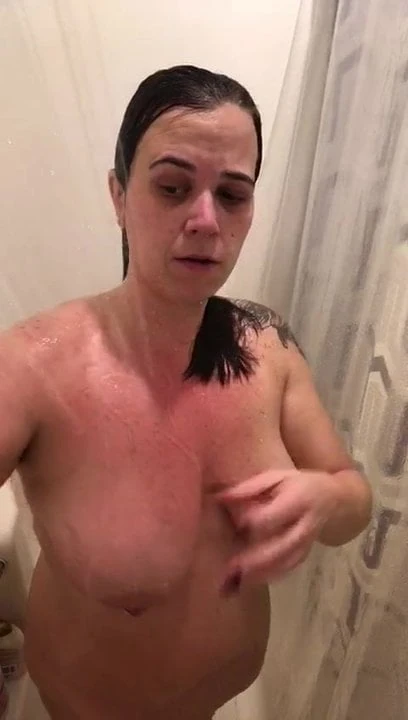 A haverom felesége zuhanyozik videón, szappanozza a melleit