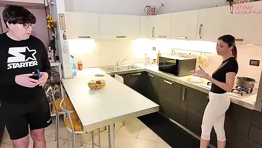 Кухонная мачеха в белых леггинсах ловит подругу пасынка, тайно фотографирующего её