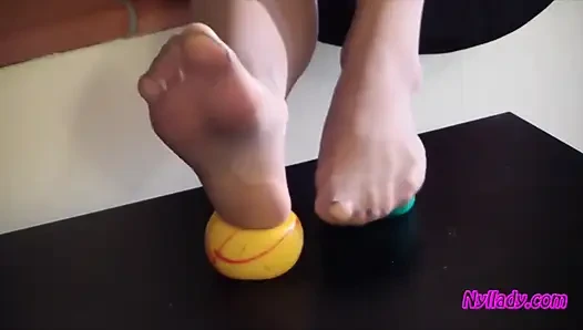 Nyllady meremas karet sambil pijat kakinya yang disodok