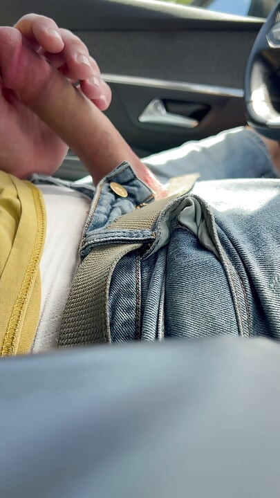 BeENJoY - Ze kijkt naar me terwijl ze in haar auto stapt. Ze keek meerdere keren voordat ze de parkeerplaats verliet