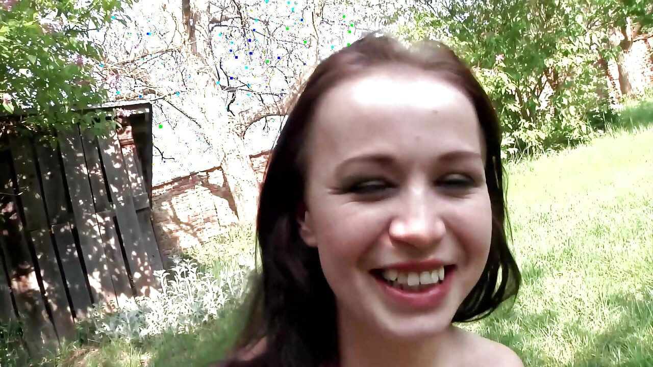 Gadis muda itu membuat kedua-dua ayam jantan merangkap