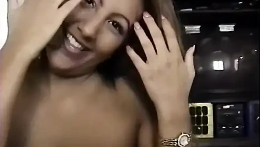 Соблазнительная милфа-брюнетка писает на пылкую крошку-блондинку