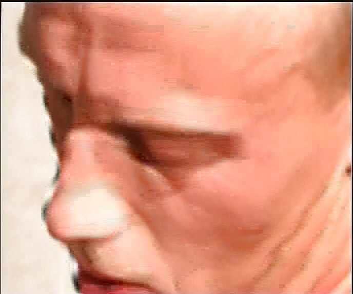 ドイツ出身の小柄なティーンが可愛い顔に大きな精液を浴びせました