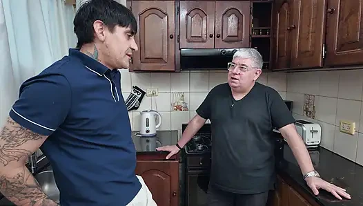 Ortağımın eşcinsel olduğunu sanıyordum ama parayı almaya gittiğimde kurye kız o