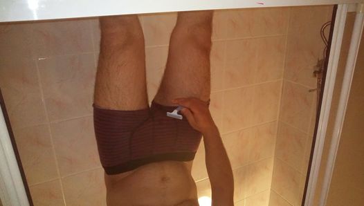 Tijd scheren in de badkamer en dan genieten van de masturbatietiener leeft zijn leven