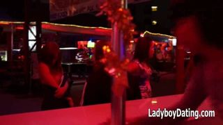 19 Pattaya azione ladyboy di strada
