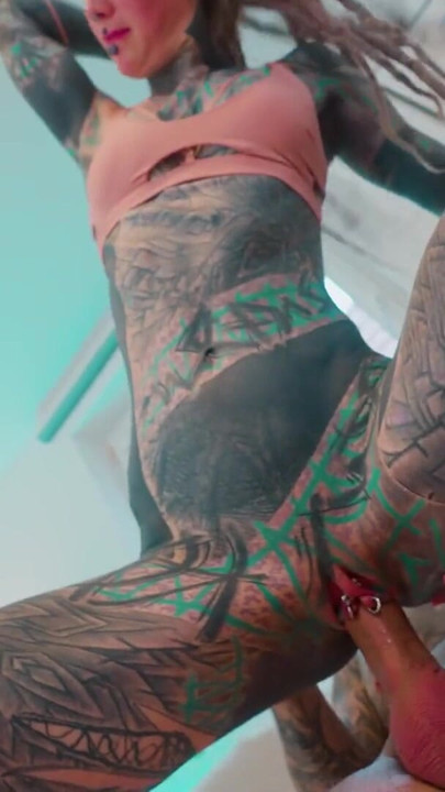 Ağzı tıkalı ve çaresiz dövmeli bebek deliklerini kalın İtalyan büyük zenci canavarına genişlettiriyor | Klip 1