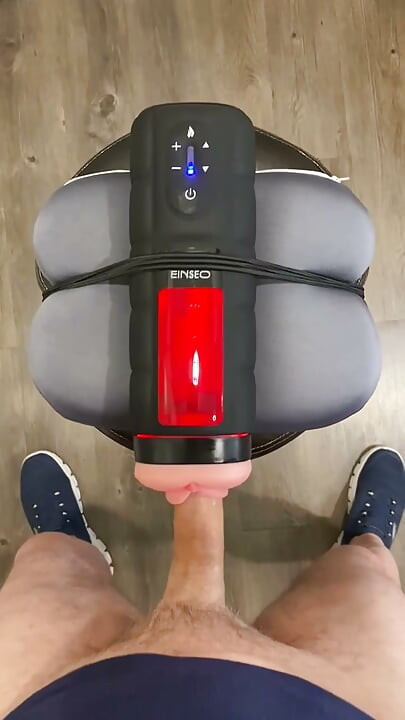 Escupiendo semen con este juguete de coño caliente