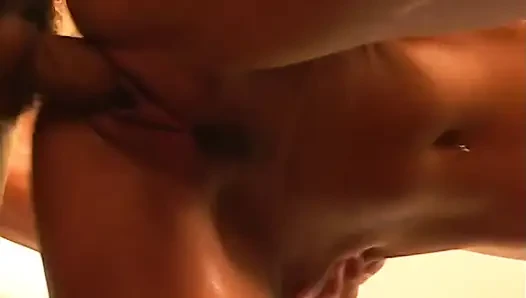 Blondes schätzchen bekommt muschi zu explosivem orgasmus geleckt