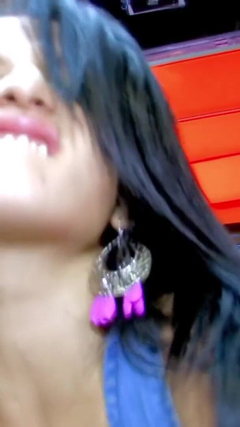 "Harika Kolombiyalı orta yaşlı seksi kadın Yesenia Rock ile barda iyi bir sikiş" den güçlü an