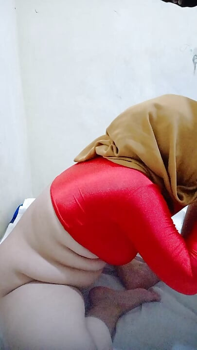 stepbrother had sex with stepsister in the rom while taking a show