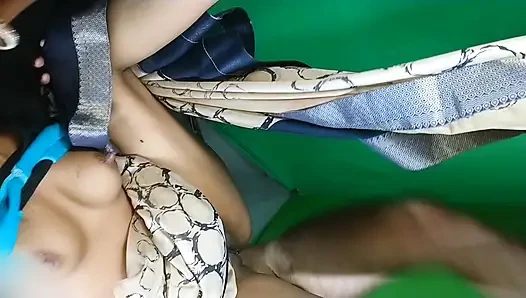 Saxy bhabhi fall down on Dick.Sexy bhabhi devar ne flating karke pata liya uske baad puri raat kiya sex