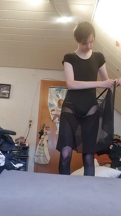 Femboy ballerina is looking for someone to train