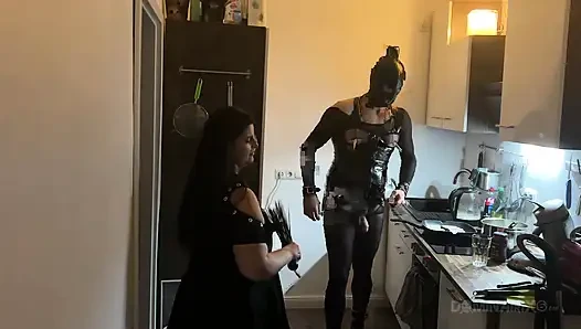Baskın orta yaşlı seksi kadın mutfakta lateks sub'un götünü genişletiyor