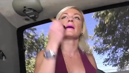 Tante seksi rambut pirang dientot di dalam mobil dan di luar ruangan bagian 1