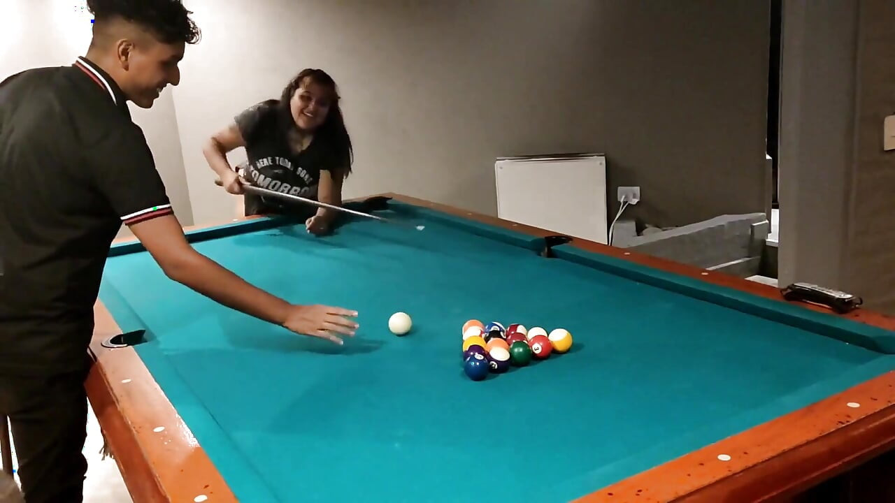 Saya benarkan punggung saya dijilat selepas kehilangan permainan kolam, mereka membuatkan saya pancut beberapa kali!!