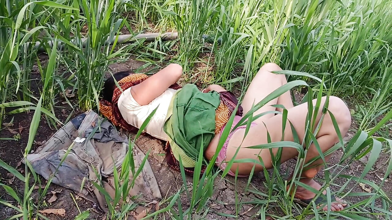Desi 18-year-old young, married beautiful sister puts her finger in her pussy in the field and gets her brother to fuck her buttocks in the field
