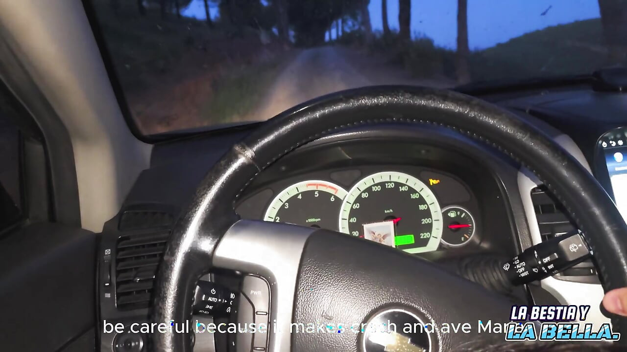 Je baise dans la voiture avec le copain de mon meilleur ami pendant qu’il me ramene à la maison amateur !!!