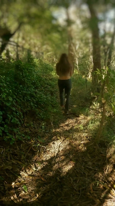 BELLA muss PINKELN, während sie auf einem WANDERWEG ist - MyLoveBunny xx | Clip 1