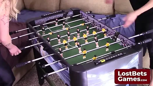 Zwei beste freunde navigieren in diesem komdischen Strip-Foosball-spiel