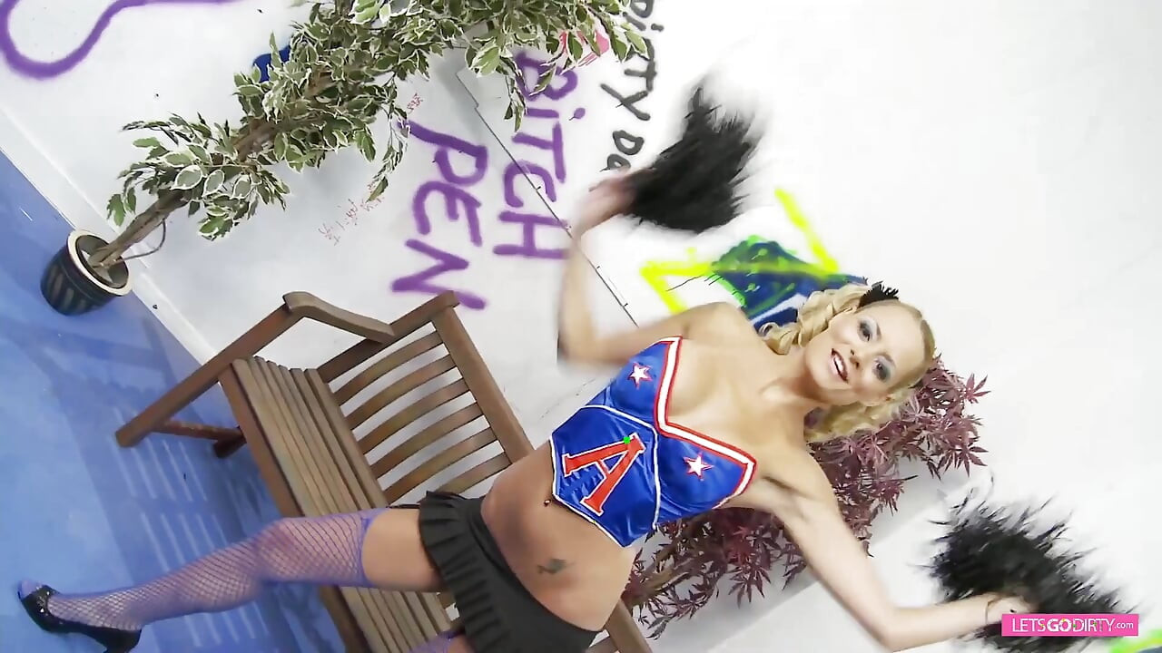 מעודדת בלונדינית לוהטת במופע סולו