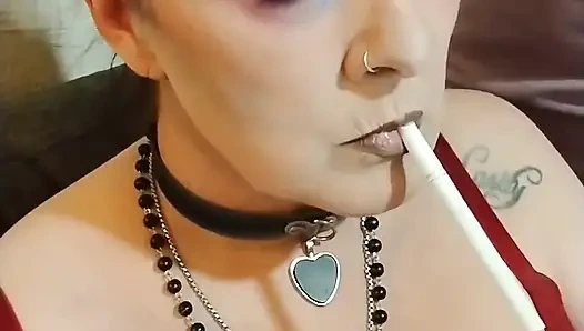 Tante seksi ini lagi asik merokok pakai bra