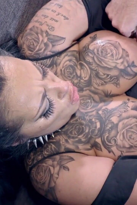 Conejita grandota preñada en gangbang con chorros en club