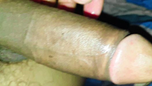 Deshi gorący chłopak masuje swojego penisa w pokoju i masturbację