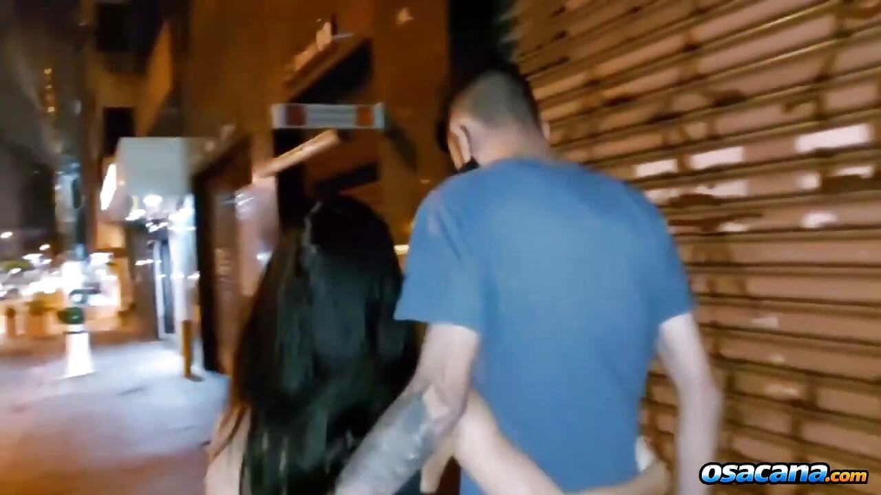 Chuda, biustna brunetka pieprzy młodego kutasa