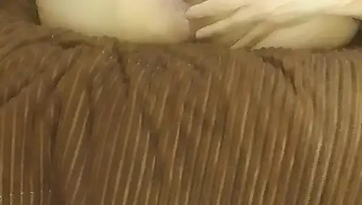 Горячая киска хочет проникнуть в неё