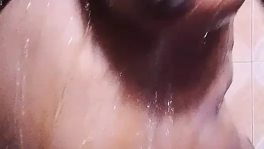 Tanya-tanya di kamar mandi saudara tiriku